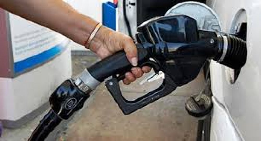 Once Again, FG Slashes Price Of Petrol 
